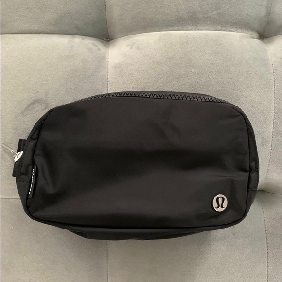 NEW LULULEMON EVERYWHERE BELT BAG IN BLACK WITH WHITE LOGO - Picture 7 of 10